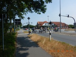 Radfahrende queren in Friedeburg