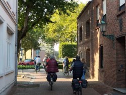 Radfahrende zwischen Klosterstraße und Nordwall in Straelen Radfahrende zwischen Klosterstraße und Nordwall in Straelen